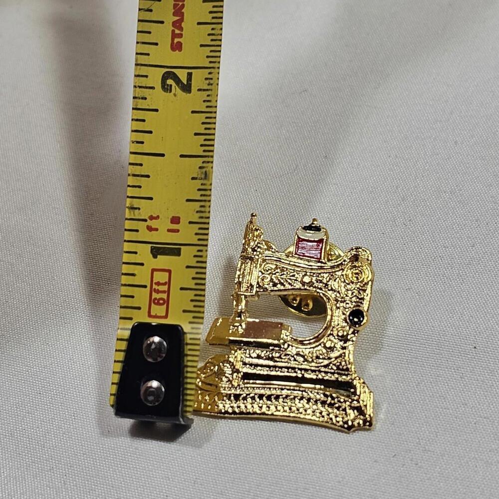 Vintage SEWING MACHINE Goldtone Metal Lapel Hat Pin - Picture 2 of 3